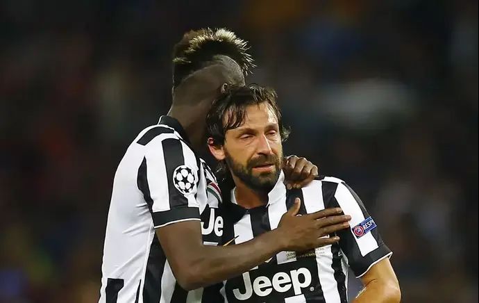 אנדראה פירלו שחקן יובנטוס בוכה בזרועותיו של פול פוגבה