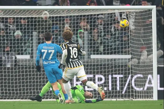 שחקן נאפולי חביצ'ה קברצחליה מחמיץ נגד יובנטוס