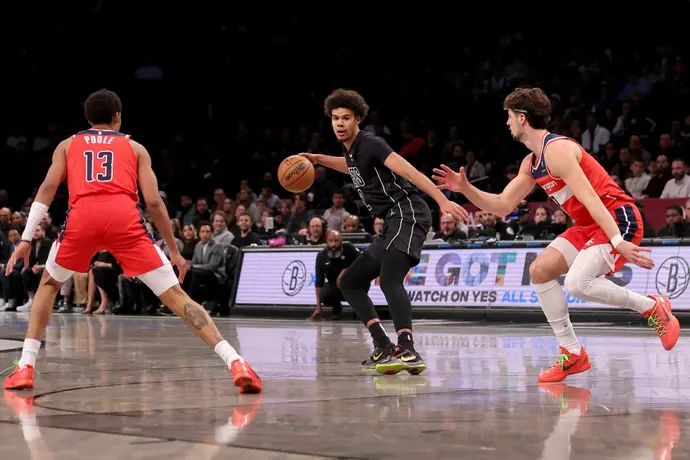 שחקן ברוקלין נטס קאם ג'ונסון מול שחקן וושינגטון וויזארדס דני אבדיה