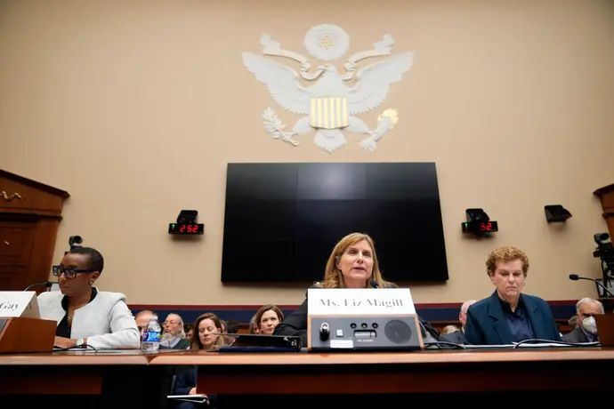 נשיאת אוניברסיטת פנסליבניה, ליז מגיל, בשימוע על האנטישמיות בקמפוסים בבית הנבחרים בוושינגטון, ארה"ב, 5 בדצמבר 2023