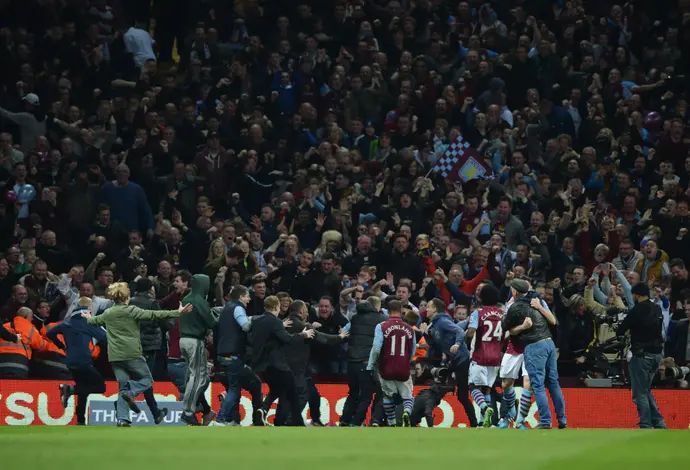 אוהדי אסטון וילה חוגגים על המגרש