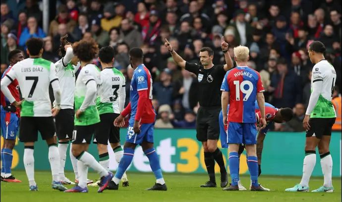 השופט אנדי מדלי מבטל פנדל של קריסטל פאלאס מול ליברפול