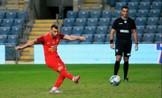 שחקן מ.ס. אשדוד שלומי אזולאי כובש בפנדל