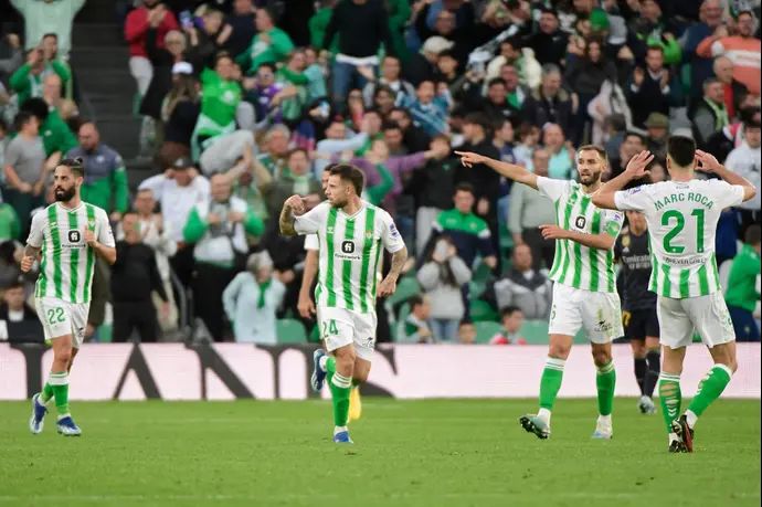 שחקני בטיס חוגגים