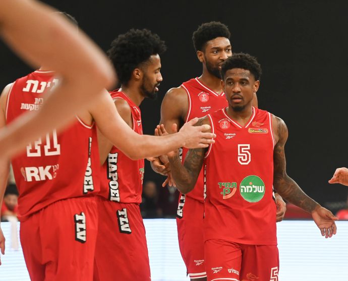 שחקני הפועל תל אביב חוגגים