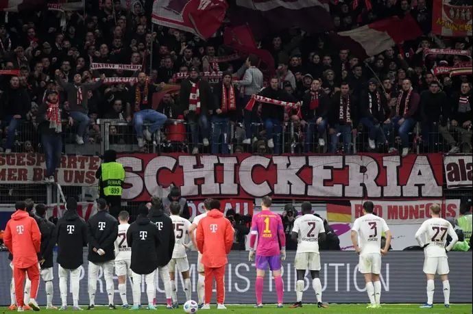 שחקני באיירן מינכן מול האוהדים אחרי תבוסה נגד פרנקפורט