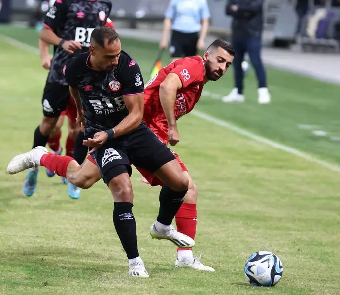 שחקן הפועל חדרה דיא לבאבידי מול שחקן הפועל תל אביב, הישאם לאיוס