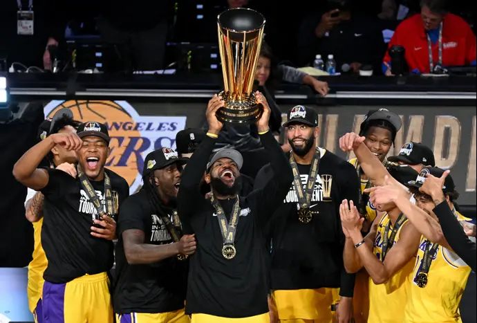 לברון ג'יימס ושחקני לוס אנג'לס לייקרס חוגגים זכייה בגביע ה-NBA