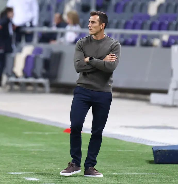 מאמן הפועל תל אביב בורחה למה