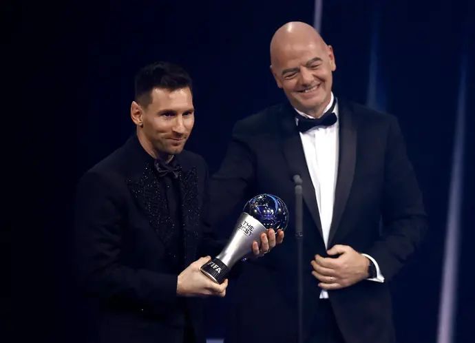 שחקן השנה בעולם לשנת 2023 ליאונל מסי עם נשיא פיפ