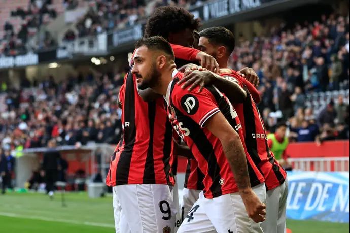 שחקני ניס חוגגים עם גאטן לאבורד