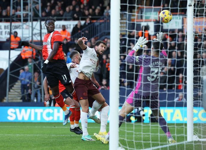 אלייז'ה אדבאיו שחקן לוטון טאון כובש מול מנצ'סטר סיטי