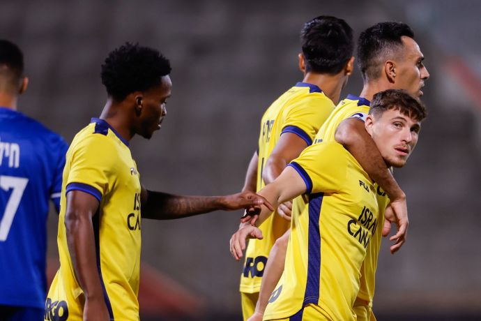 ערן זהבי, גבי קניקובסקי, מילסון שחקני מכבי תל אביב חוגגים שער