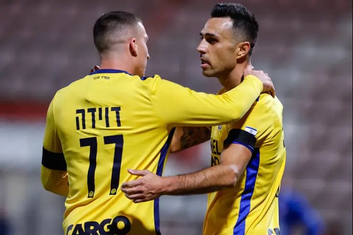 ערן זהבי שחקן מכבי תל אביב חוגג שער עם אושר דוידה