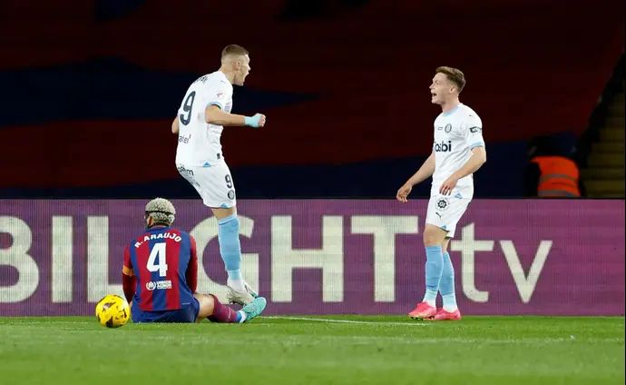 ויקטור ציגנאקוב עם ארטיום דובביק ג'ירונה חוגגים מול רונאלד אראוחו ברצלונה