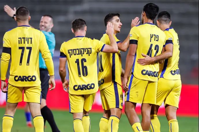 שחקני מכבי תל אביב חוגגים עם דור פרץ