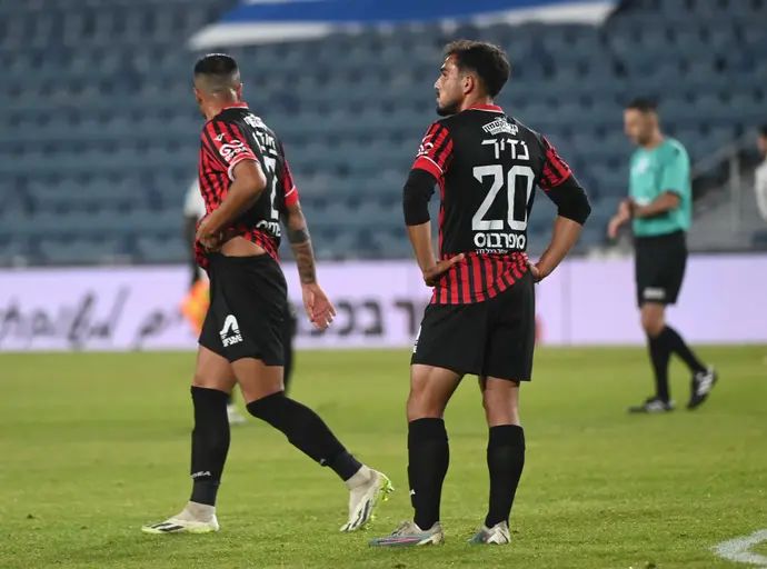 שחקן הפועל ירושלים אופק נדיר עם שחר פיבן