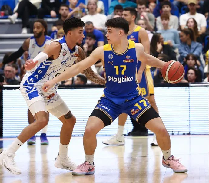 שחקן מכבי תל אביב עומר מאייר מול שחקן בני הרצליה סנדי כהן