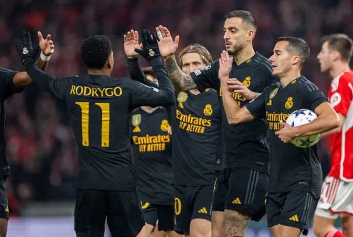 חוסלו חוגג עם שחקני ריאל מדריד