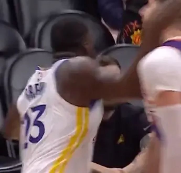 דריימונד גרין מכה את שחקן פיניקס יוסוף נורקיץ'