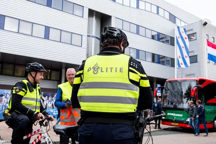 שוטרים מחוץ לאצטדיון כדורגל בהולנד
