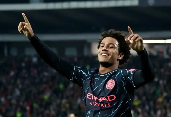 אוסקר בוב שחקן מנצ'סטר סיטי חוגג שער