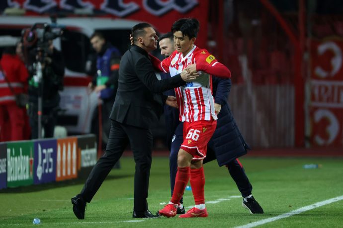 וואנג אין-בום שחקן הכוכב האדום בלגרד חוגג עם מאמנו ברק בכר