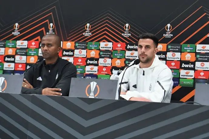 דין דוד עם מסאי דגו במסיבת עיתונאים של מכבי חיפה