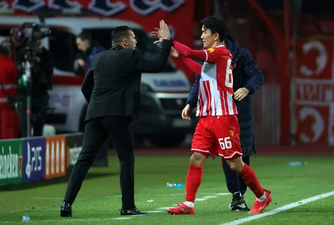 וואנג אין-בום שחקן הכוכב האדום בלגרד חוגג עם מאמנו ברק בכר