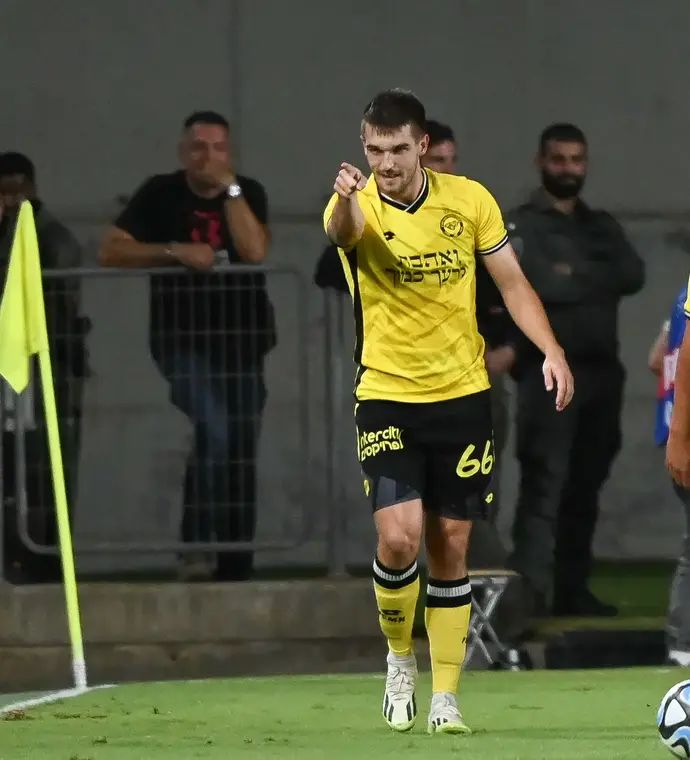 איגור זלאטנוביץ' שחקן מכבי נתניה חוגג שער