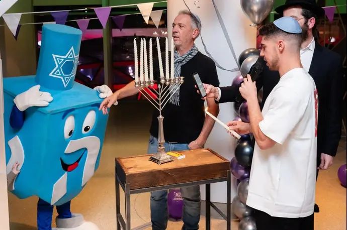 מנור סולומון בהדלקת נרות בלונדון