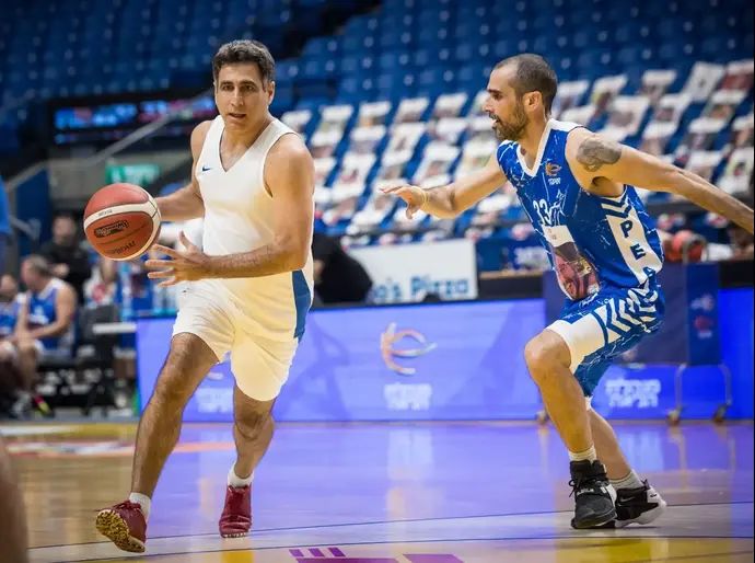 עדי גורדון במשחק של נבחרת הוותיקים