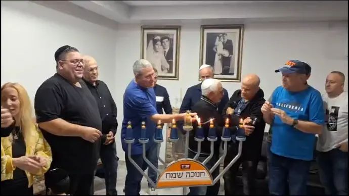 הדלקת נרות בבית משפחת מני לוי