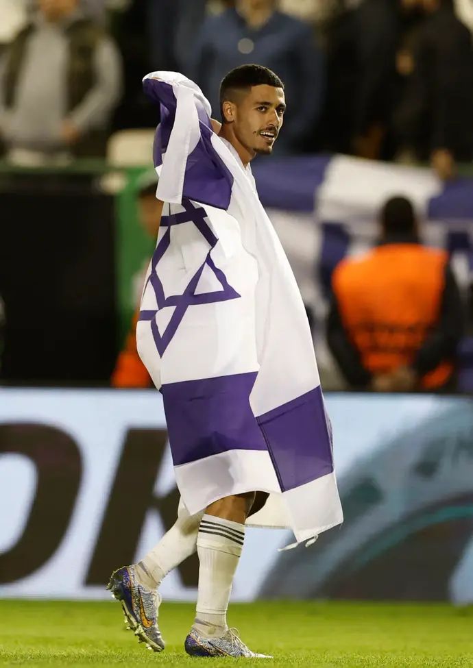 עילאי חג'ג' שחקן מכבי חיפה עם דגל ישראל