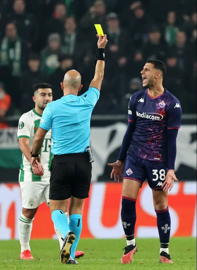 רולאנדו מנדראגורה שחקן פיורנטינה מקבל כרטיס צהוב, לצדו מוחמד אבו פאני שחקן פרנצווארוש