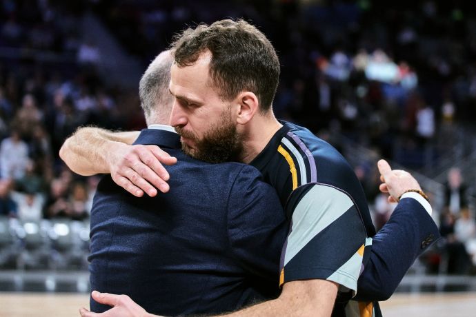 שחקן ריאל מדריד סרחיו רודריגס עם מאמן באיירן מינכן פאבלו לאסו