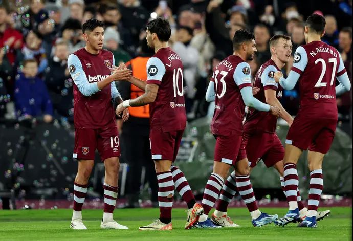 שחקני ווסטהאם חוגגים עם אדסון אלברס