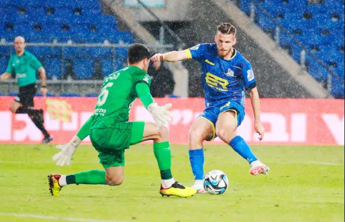 מארק קוסטה שחקן מכבי בני ריינה מול גיא הרמן שוער הפועל חדרה