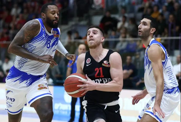 שחקן הפועל ירושלים עדי כהן סבן מול אייזאה מיילס, עירוני רמת גן