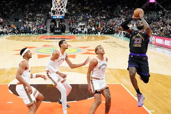 שחקן לוס אנג'לס לייקרס מול לברון ג'יימס מול ויקטור וומבניאמה שחקן סן אנטוניו ספרס