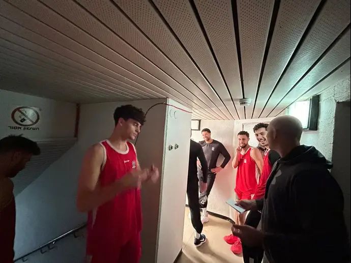 שחקני הפועל גליל עליון במקלט