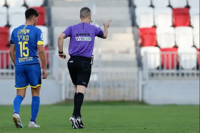 השופט אוהד אסולין שורק לפנדל לזכות הפועל תל אביב נגד בני ריינה