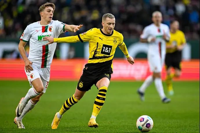 שחקן בורוסיה דורטמונד, מרקו רויס, מול שחקן אוגסבורג, ארנה אנגלס