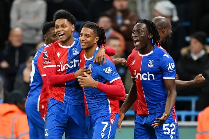 מייקל אוליסה ושחקני קריסטל פאלאס חוגגים את השוויןו הדרמטי מול מנצ'סטר סיטי