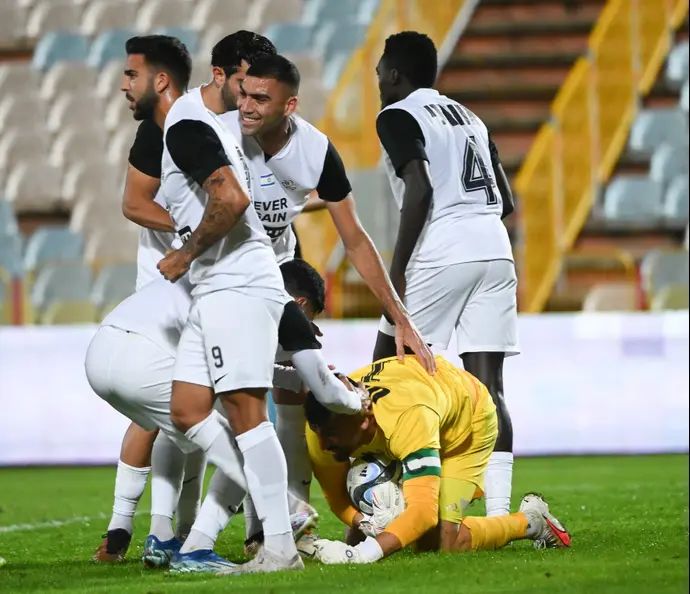 שחקני מ.ס. אשדוד סביב אריאל הרוש