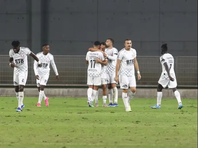 שחקני הפועל חדרה חוגגים עם תמיר גלזר