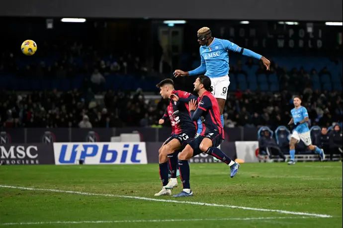 ויקטור אוסימן, שחקן נאפולי, כובש בנגיחה נגד קליארי