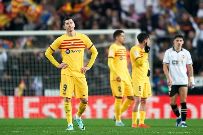 רוברט לבנדובסקי מתוסכל אחרי ספיגת שער של ברצלונה