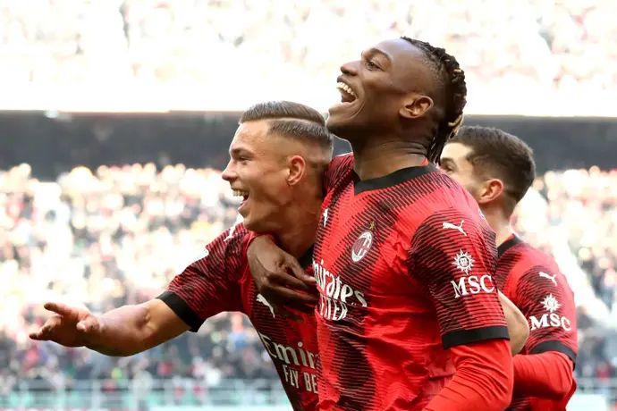 שחקן מילאן יאן קרלו סימיץ' חוגג עם רפאל לאאו