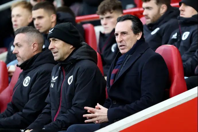 מאמן אסטון וילה אונאי אמרי עם עוזרו פאקו אייסטרן